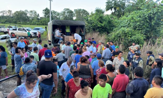 Familias damnificadas de Juana Moza recibieron paquetes alimenticios del Ayuntamiento y DIF Tuxpan