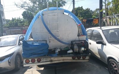 Retrocede pipa sin control y provoca carambola en la colonia Azteca