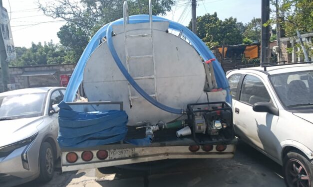 Retrocede pipa sin control y provoca carambola en la colonia Azteca