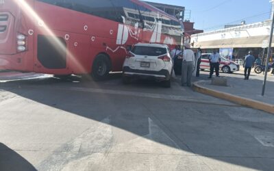 Choque entre autobús y camioneta en pleno centro de Tuxpan: sin lesionados