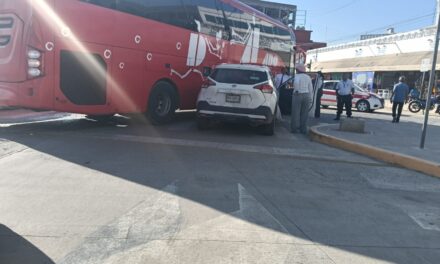 Choque entre autobús y camioneta en pleno centro de Tuxpan: sin lesionados