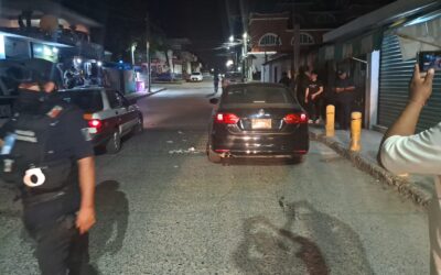 Motociclista invade carril y choca contra automóvil en la Cuitláhuac