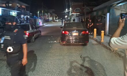 Motociclista invade carril y choca contra automóvil en la Cuitláhuac