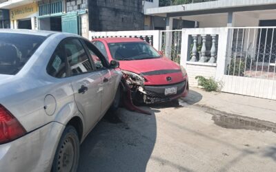 Aparatoso choque en la Anáhuac solo deja daños materiales