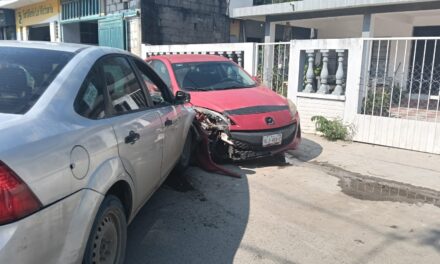 Aparatoso choque en la Anáhuac solo deja daños materiales