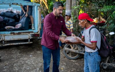 Daniel Cortina continúa entregando apoyos a familias afectadas en Higueral e Infonavit CANACO