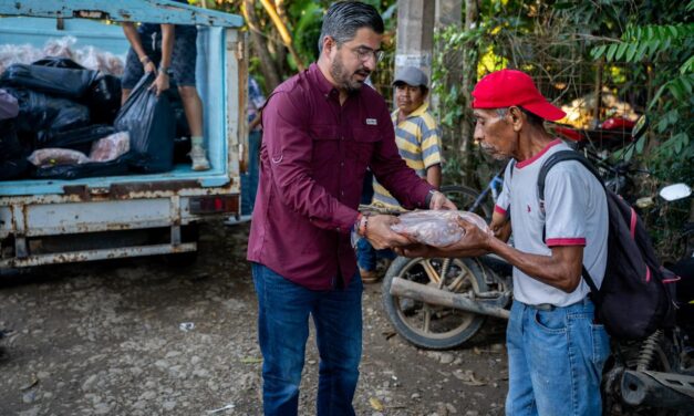 Daniel Cortina continúa entregando apoyos a familias afectadas en Higueral e Infonavit CANACO