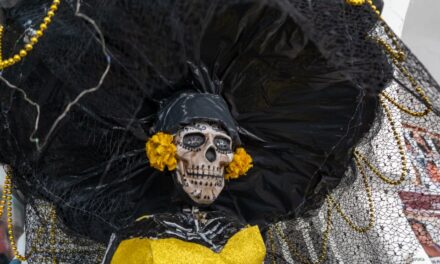 Jornadas Multidisciplinarias: Exitosa expo-venta de artículos elaborados con listón y cartón