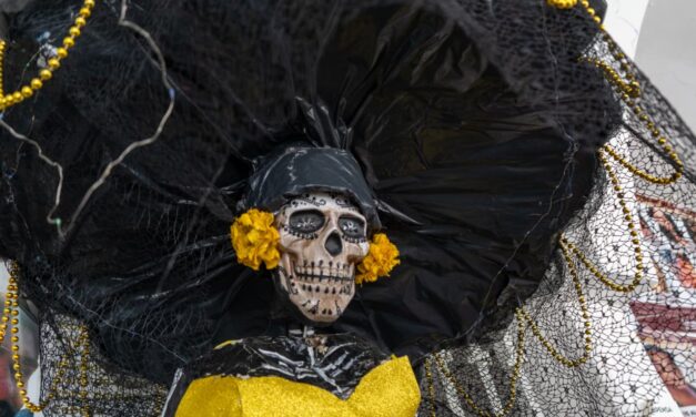 Jornadas Multidisciplinarias: Exitosa expo-venta de artículos elaborados con listón y cartón