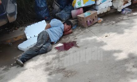 Se golpea la cabeza tras caer en el estacionamiento del mercado municipal