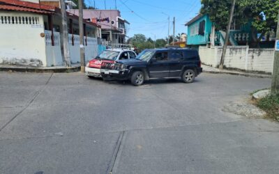 Choque entre taxi y camioneta en la colonia El Esfuerzo