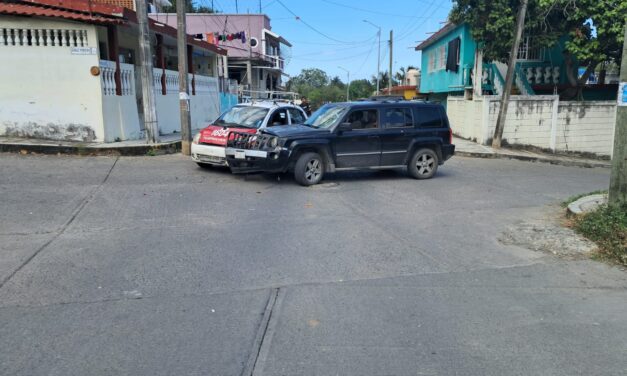 Choque entre taxi y camioneta en la colonia El Esfuerzo