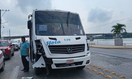 Choque por alcance frente a Chedraui Chiquito deja daños materiales