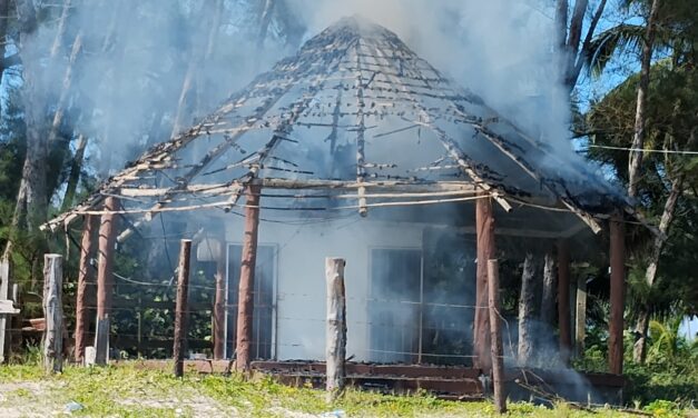 Palapa se incendia en Barra Galindo: presunto corto circuito en la caja de fusibles