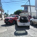 Conductor de la tercera edad provoca choque en el centro