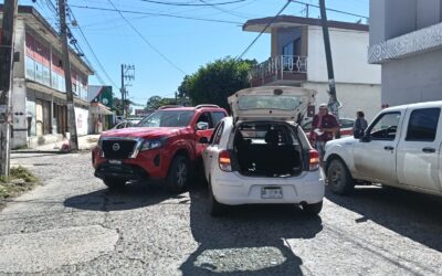 Conductor de la tercera edad provoca choque en el centro
