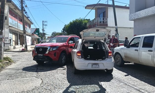 Conductor de la tercera edad provoca choque en el centro