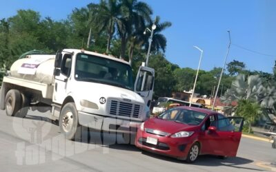 Choque en la “Y Griega”: pipa de agua y compacto colisionan sin lesionad