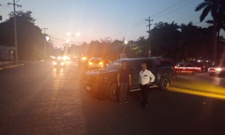 Choque en el Infonavit Tenechaco: conductor invade carril y causa accidente, sin lesionados