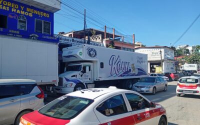 Maniobra en reversa provoca choque en pleno centro de Tuxpan