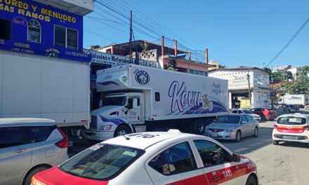 Maniobra en reversa provoca choque en pleno centro de Tuxpan