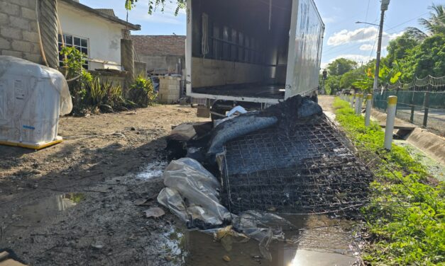 Se incendia camión de Coppel en La Mata de Tampamachoco por cables de media tensión bajos