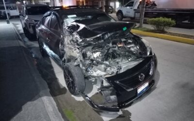 La estrelló “a balón parado” contra el portón de una privada en Cabo Alto