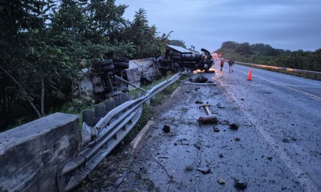 Vuelca tractocamión de gas LP en la autopista Tuxpan–Tampico; saldo blanco tras aparatoso accidente