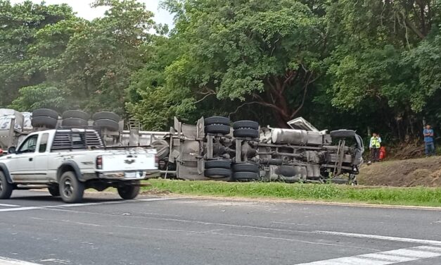 Pipa se vuelca en la curva de la Virgencita tras accidente