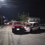 Choque entre Taxi #237 y camioneta en la colonia García Blanco; conductores firman “no intervención”