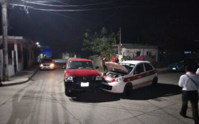 Choque entre Taxi #237 y camioneta en la colonia García Blanco; conductores firman “no intervención”
