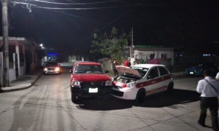 Choque entre Taxi #237 y camioneta en la colonia García Blanco; conductores firman “no intervención”