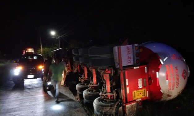 Pipa de TOMZA se vuelca en la carretera Tuxpan–Cazones; no hubo lesionados