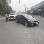 Le dan por «DETROIT ROCK CITY» a un Kia Forte en el Libramiento