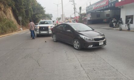 Le dan por «DETROIT ROCK CITY» a un Kia Forte en el Libramiento
