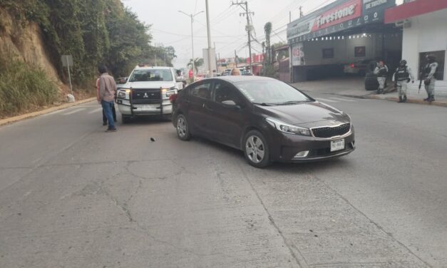 Le dan por «DETROIT ROCK CITY» a un Kia Forte en el Libramiento