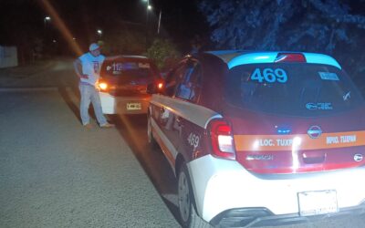 ¡TAXI CONTRA TAXI! MANIOBRA DE REVERSA TERMINA EN CHOQUE ENTRE LAS UNIDADES 1128 Y 496