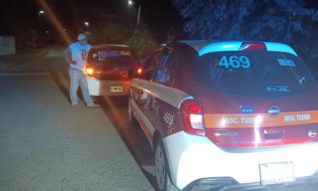 ¡TAXI CONTRA TAXI! MANIOBRA DE REVERSA TERMINA EN CHOQUE ENTRE LAS UNIDADES 1128 Y 496