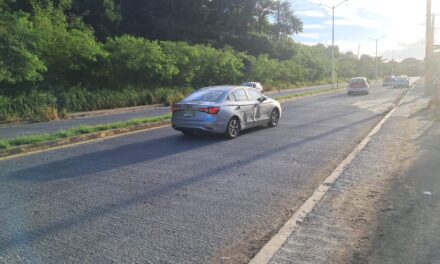 Choque en el Libramiento Adolfo López Mateos; conductor invade carril y provoca colisión