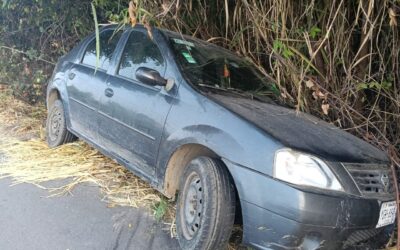 Vehículo pierde el control y sale del camino en la carretera Tuxpan–Tamiahua