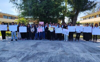 Estudiantes de Derecho de la UPAV Tuxpan exigen pago a maestros, regreso a clases… y explicaciones por la crisis que detonó la salida del rector anterior