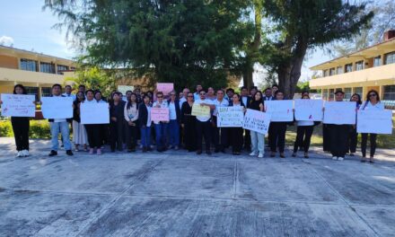 Estudiantes de Derecho de la UPAV Tuxpan exigen pago a maestros, regreso a clases… y explicaciones por la crisis que detonó la salida del rector anterior