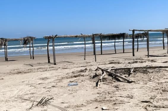 Regidor Juan Gómez lleva apoyo a familias afectadas en Barra de Galindo