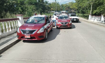 Taxi le da a Taxi por detrás en el puente Los Lirios