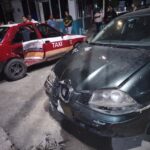 Anoche: Taxista invade preferencia y provoca choque en pleno Centro