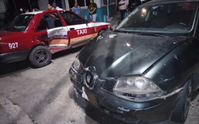 Anoche: Taxista invade preferencia y provoca choque en pleno Centro