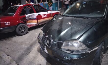Anoche: Taxista invade preferencia y provoca choque en pleno Centro