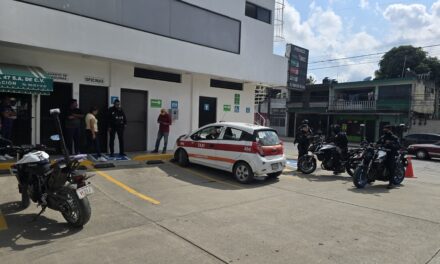 Taxista muere dentro de su unidad en gasolinera del Libramiento