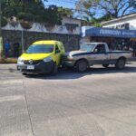 Camioneta de Mercado Libre choca en la colonia El Esfuerzo; no hubo heridos