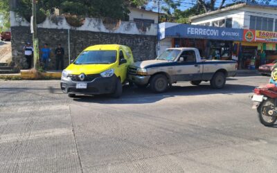 Camioneta de Mercado Libre choca en la colonia El Esfuerzo; no hubo heridos